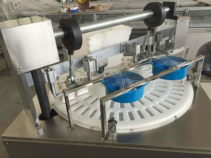 Machine de formage à table rotative