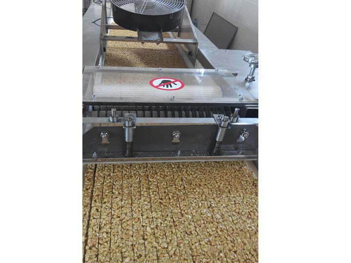 Machine de découpe de barres chocolatées aux arachides